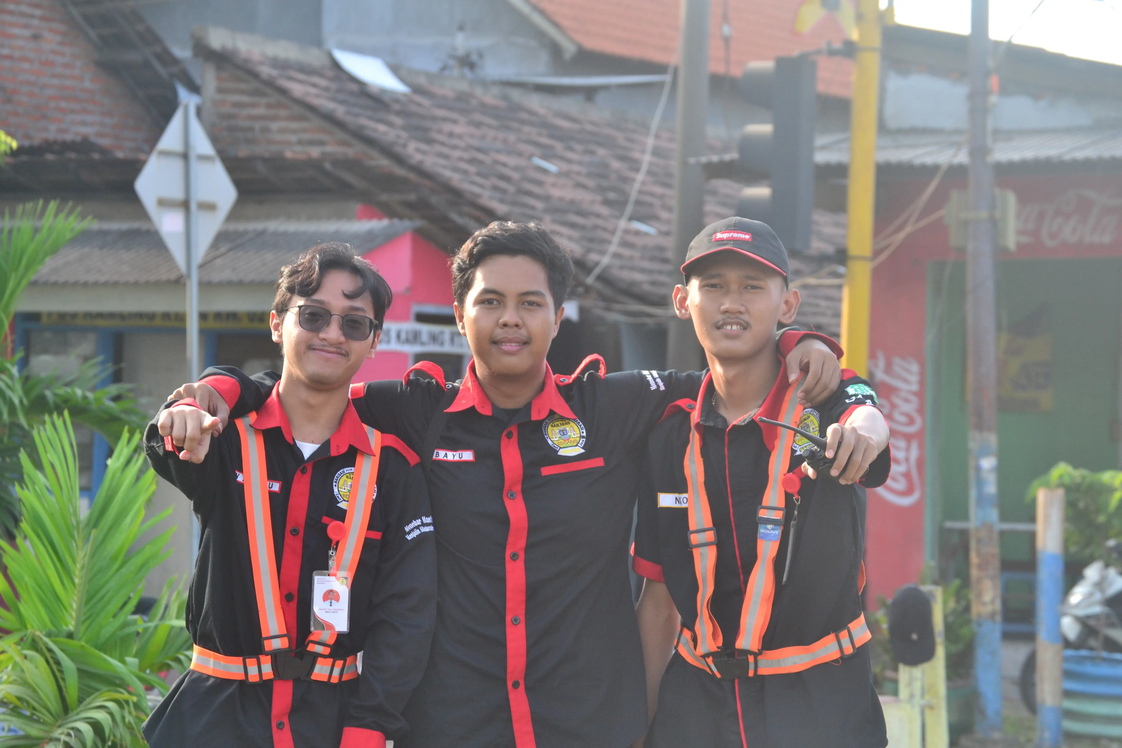 Anggota BGS Sidoarjo berfoto di area stasiun kereta api